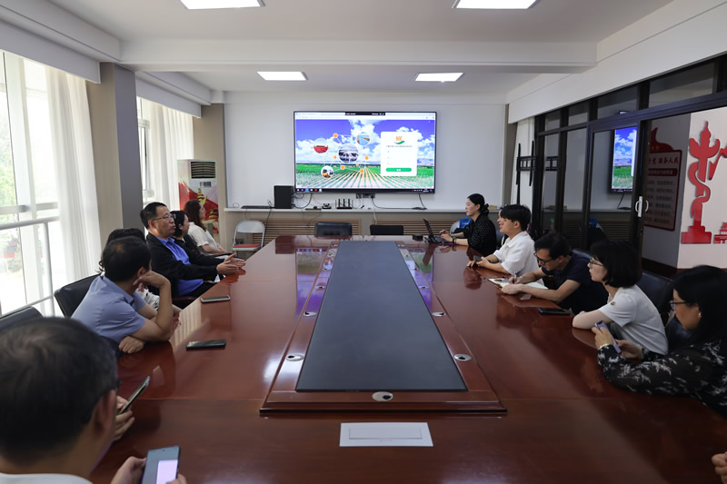 2025年5月15日工作人員為湖北農(nóng)發(fā)集團(tuán)展示土地信息化管理平臺（王霜 攝）.JPG